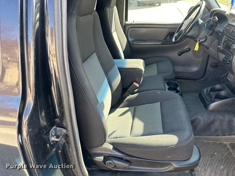 image for item DQ6332 2001 Ford Ranger SuperCab flatbed pickup truck