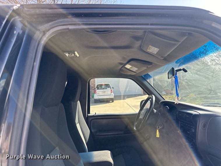 image for item DQ6332 2001 Ford Ranger SuperCab flatbed pickup truck