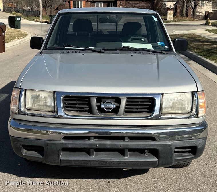 image for item DQ6333 1998 Nissan Frontier XE King Cab pickup truck