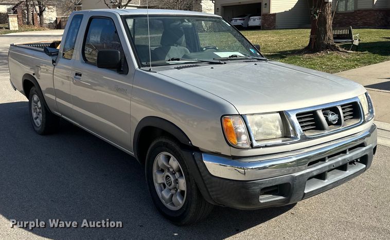 image for item DQ6333 1998 Nissan Frontier XE King Cab pickup truck