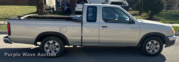 image for item DQ6333 1998 Nissan Frontier XE King Cab pickup truck