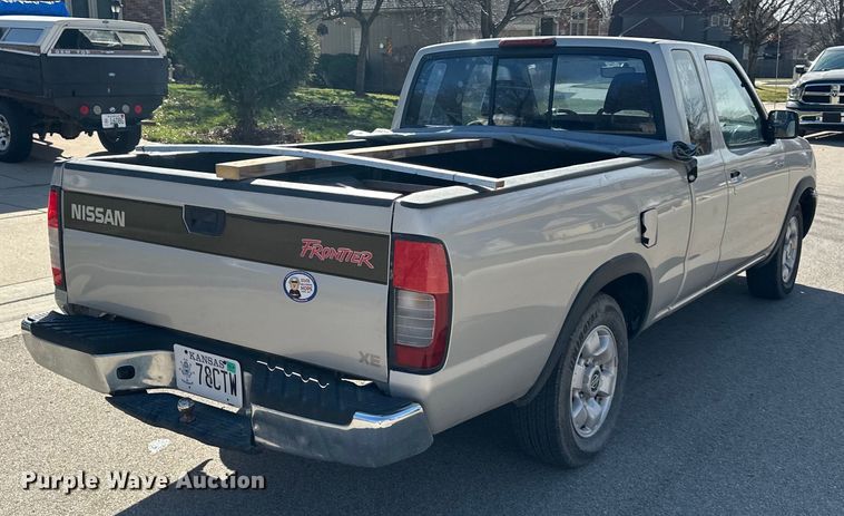 image for item DQ6333 1998 Nissan Frontier XE King Cab pickup truck