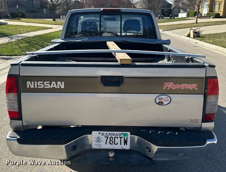 image for item DQ6333 1998 Nissan Frontier XE King Cab pickup truck