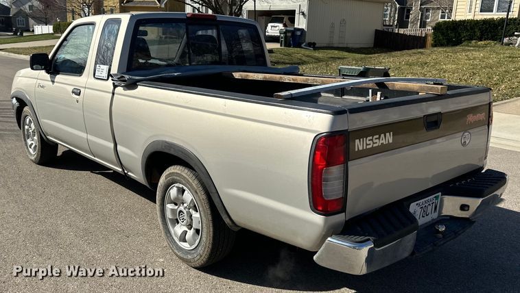 image for item DQ6333 1998 Nissan Frontier XE King Cab pickup truck