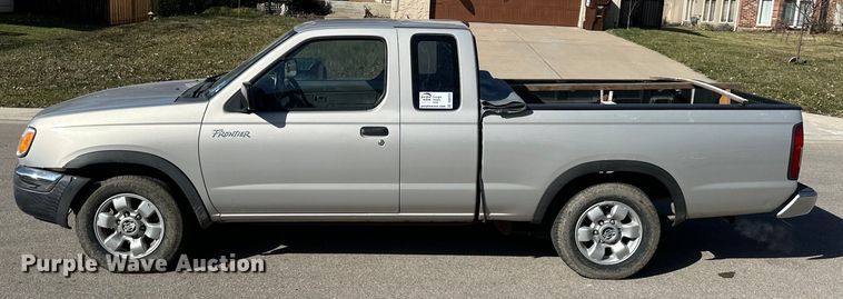 image for item DQ6333 1998 Nissan Frontier XE King Cab pickup truck