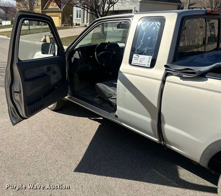 image for item DQ6333 1998 Nissan Frontier XE King Cab pickup truck