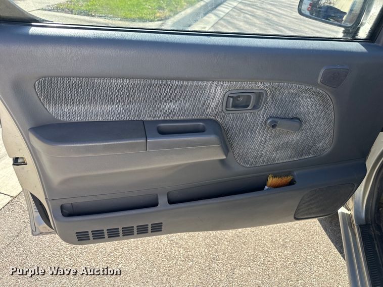 image for item DQ6333 1998 Nissan Frontier XE King Cab pickup truck