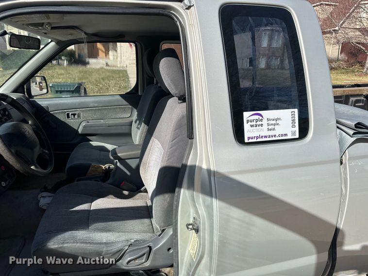 image for item DQ6333 1998 Nissan Frontier XE King Cab pickup truck