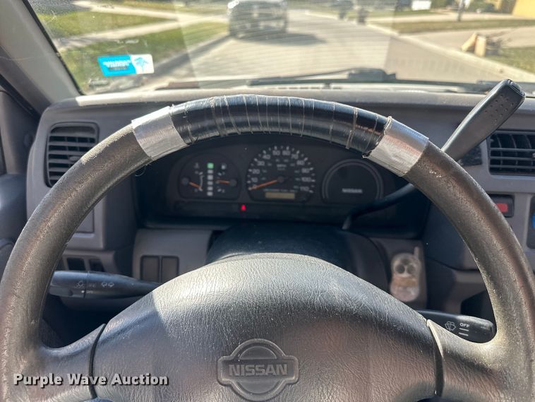 image for item DQ6333 1998 Nissan Frontier XE King Cab pickup truck