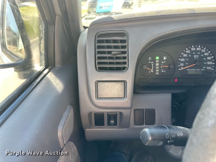 image for item DQ6333 1998 Nissan Frontier XE King Cab pickup truck