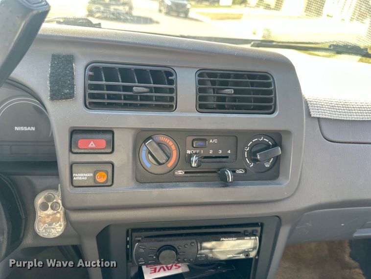 image for item DQ6333 1998 Nissan Frontier XE King Cab pickup truck