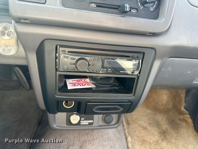 image for item DQ6333 1998 Nissan Frontier XE King Cab pickup truck