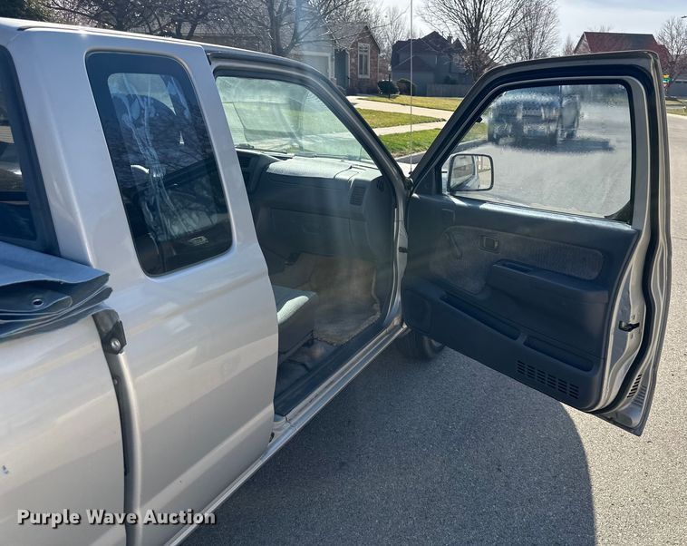 image for item DQ6333 1998 Nissan Frontier XE King Cab pickup truck