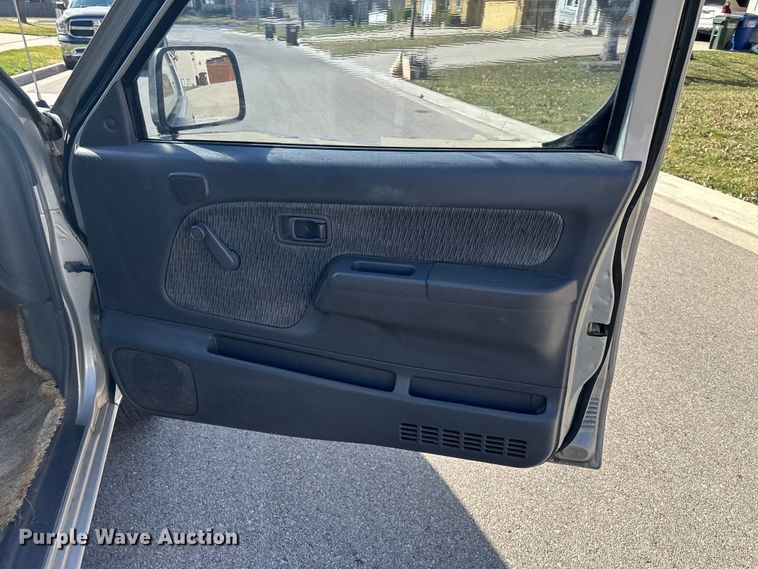 image for item DQ6333 1998 Nissan Frontier XE King Cab pickup truck