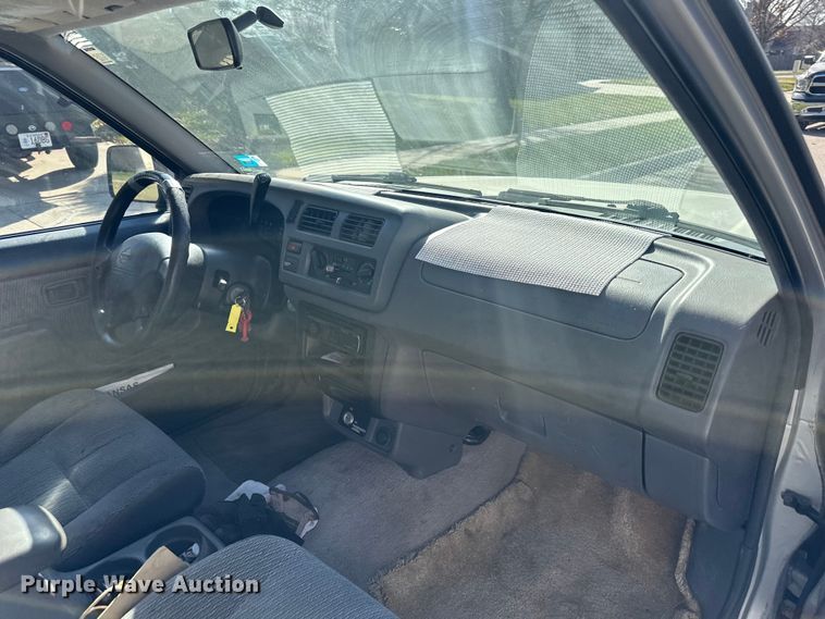image for item DQ6333 1998 Nissan Frontier XE King Cab pickup truck