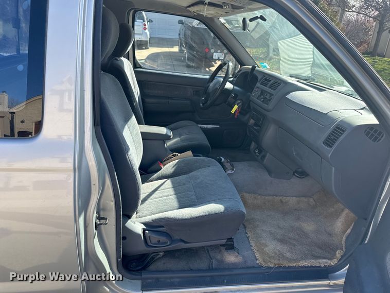 image for item DQ6333 1998 Nissan Frontier XE King Cab pickup truck