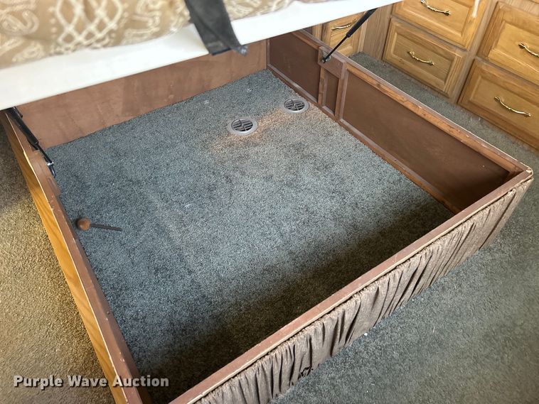 image for item DS0830 1998 Fleetwood  Pace Arrow RV