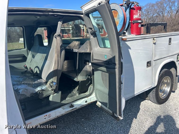 image for item DS0831 2006 Ford F550 Super Duty XL SuperCab utility / service truck