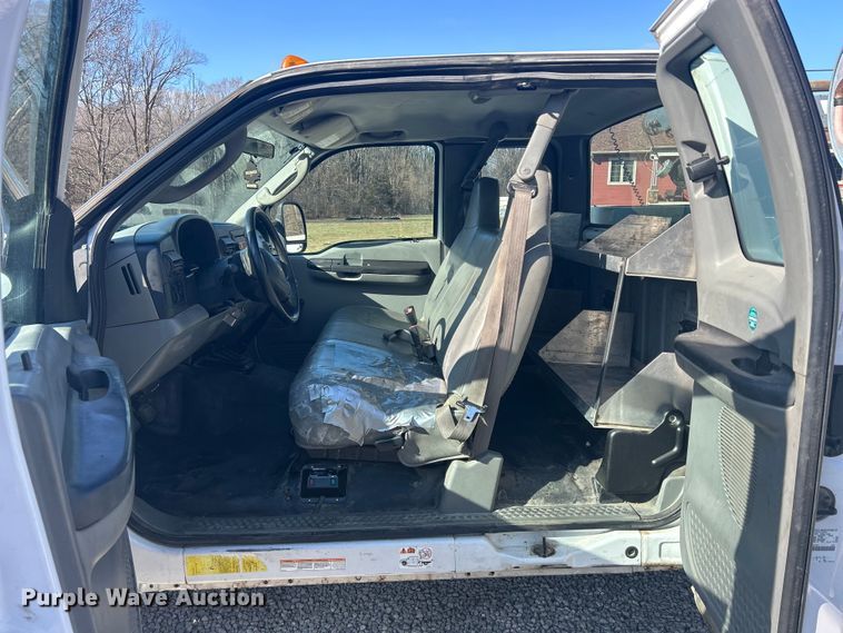 image for item DS0831 2006 Ford F550 Super Duty XL SuperCab utility / service truck