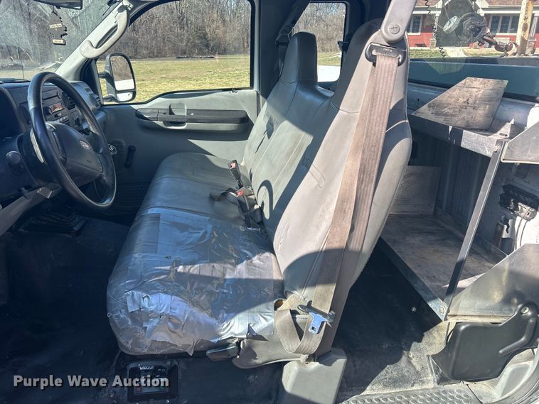 image for item DS0831 2006 Ford F550 Super Duty XL SuperCab utility / service truck