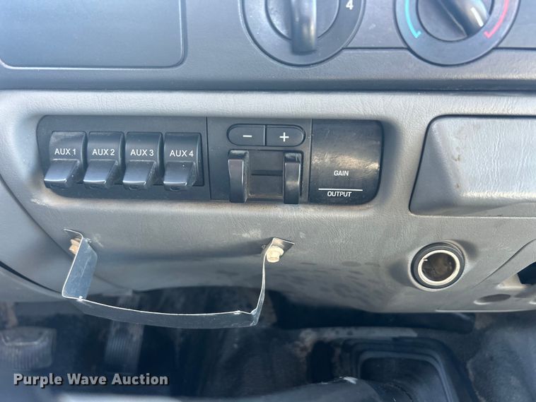 image for item DS0831 2006 Ford F550 Super Duty XL SuperCab utility / service truck