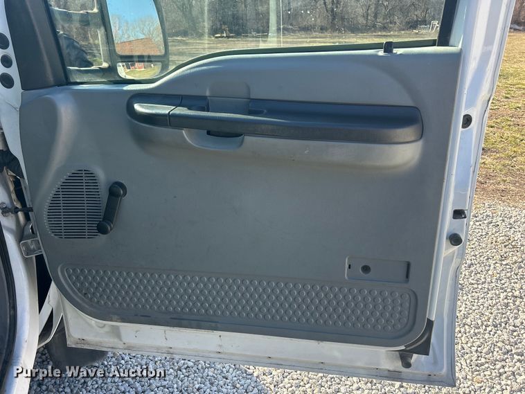 image for item DS0831 2006 Ford F550 Super Duty XL SuperCab utility / service truck