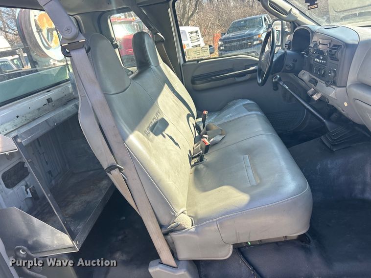 image for item DS0831 2006 Ford F550 Super Duty XL SuperCab utility / service truck