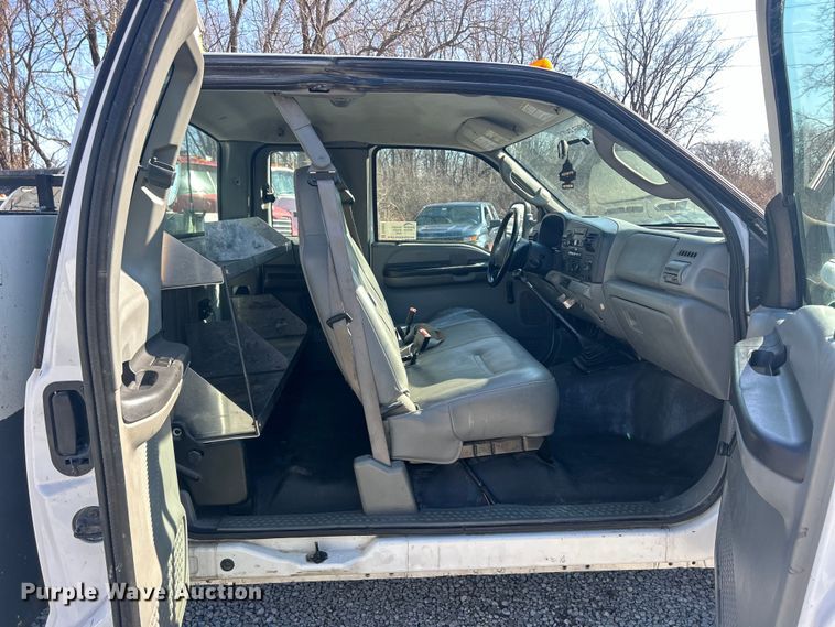 image for item DS0831 2006 Ford F550 Super Duty XL SuperCab utility / service truck