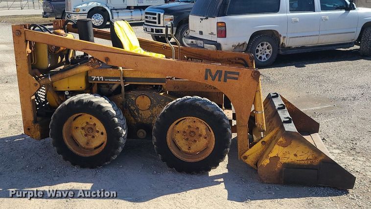 image for item DS7307 Massey Ferguson Hydrostat 711 skid steer loader