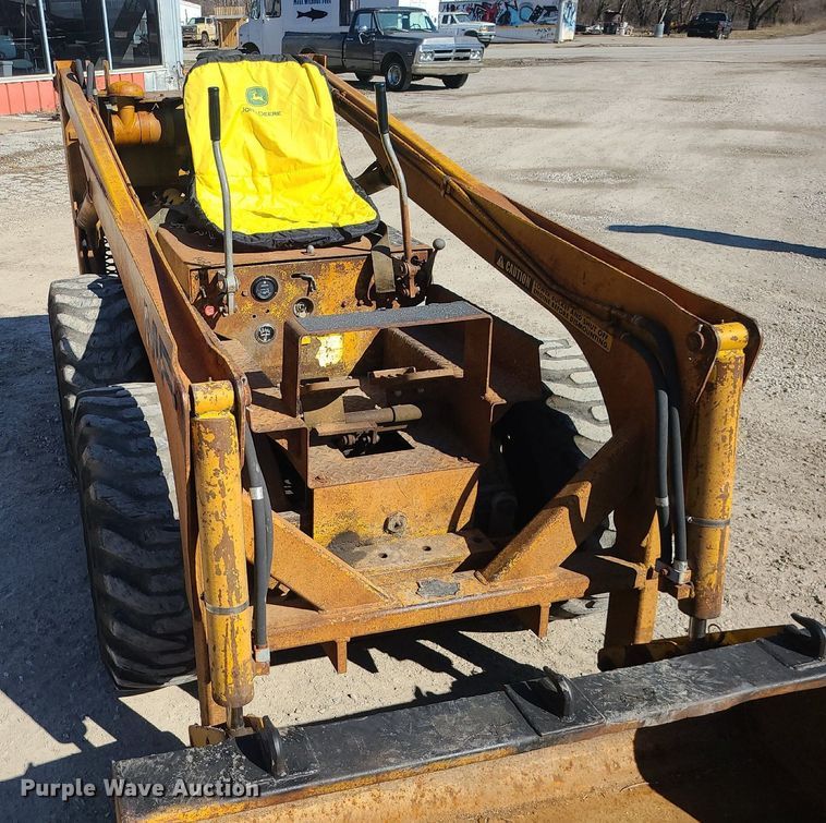 image for item DS7307 Massey Ferguson Hydrostat 711 skid steer loader