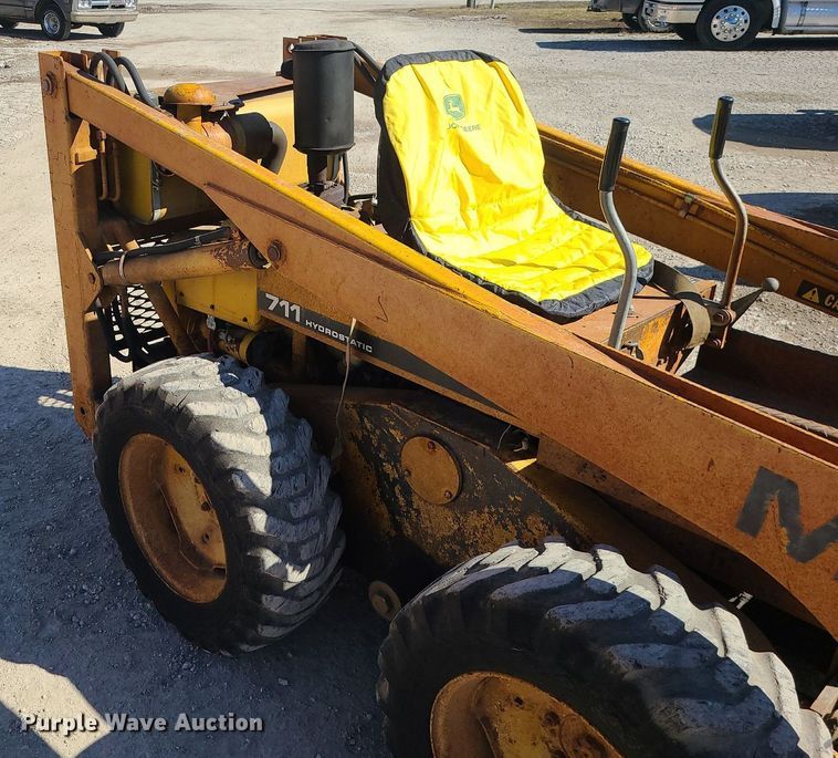 image for item DS7307 Massey Ferguson Hydrostat 711 skid steer loader