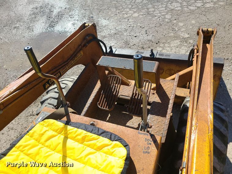 image for item DS7307 Massey Ferguson Hydrostat 711 skid steer loader