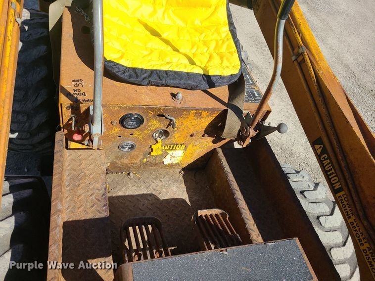 image for item DS7307 Massey Ferguson Hydrostat 711 skid steer loader