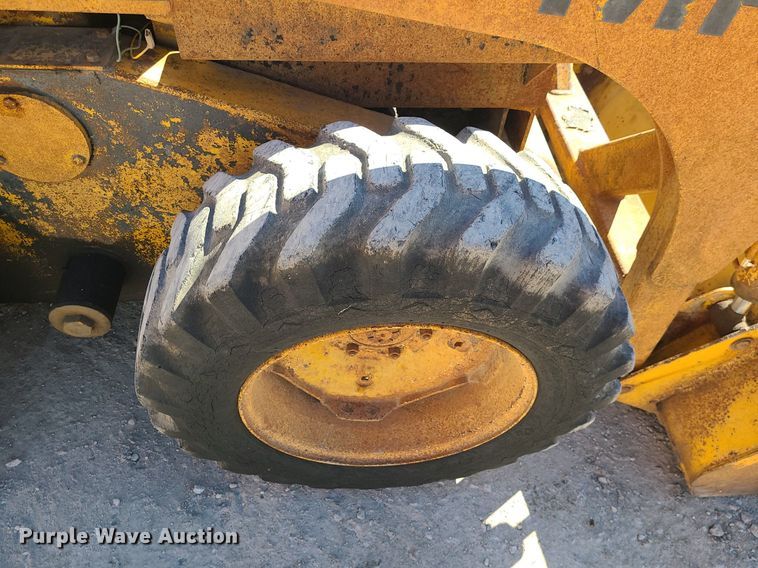 image for item DS7307 Massey Ferguson Hydrostat 711 skid steer loader