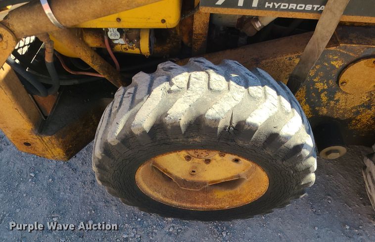 image for item DS7307 Massey Ferguson Hydrostat 711 skid steer loader