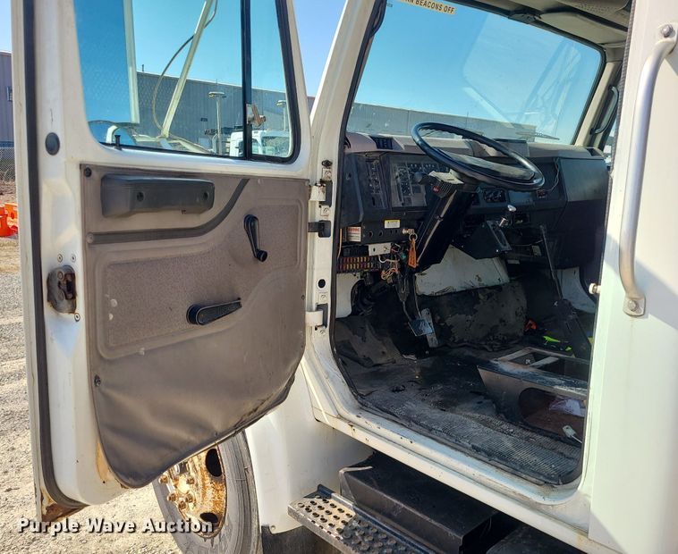 image for item DS7324 1998 International 4700 flatbed truck