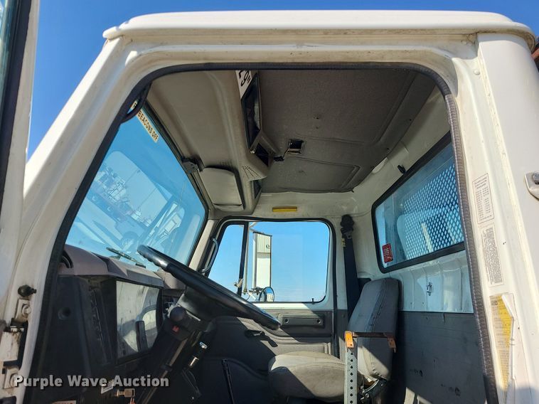 image for item DS7324 1998 International 4700 flatbed truck