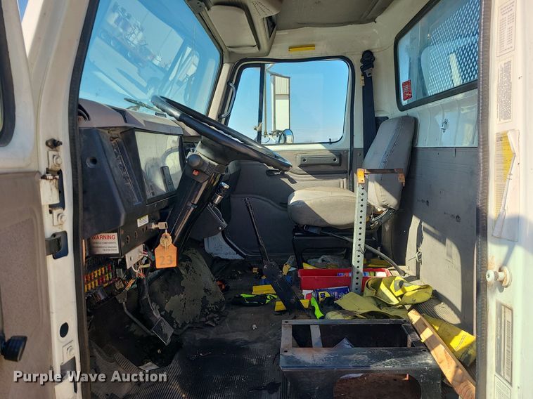 image for item DS7324 1998 International 4700 flatbed truck
