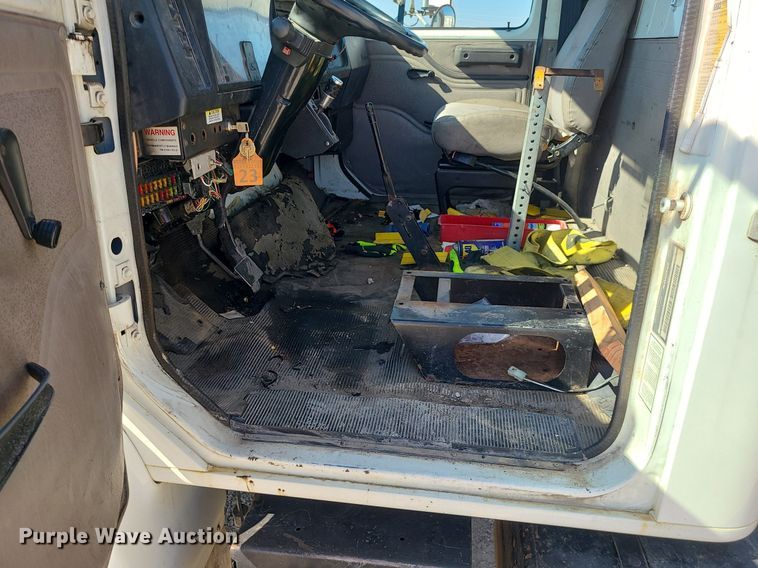 image for item DS7324 1998 International 4700 flatbed truck