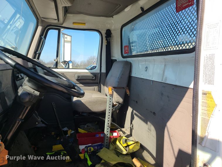 image for item DS7324 1998 International 4700 flatbed truck