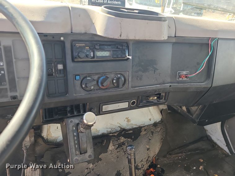 image for item DS7324 1998 International 4700 flatbed truck