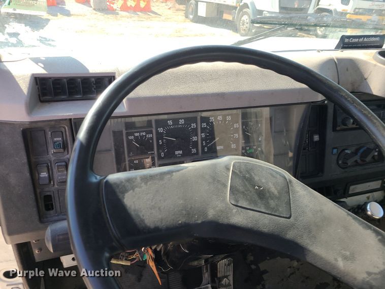 image for item DS7324 1998 International 4700 flatbed truck