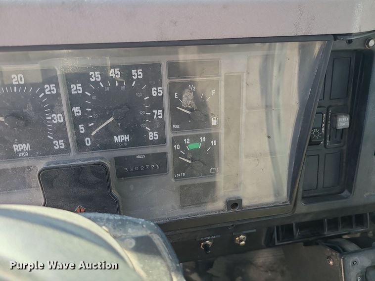 image for item DS7324 1998 International 4700 flatbed truck
