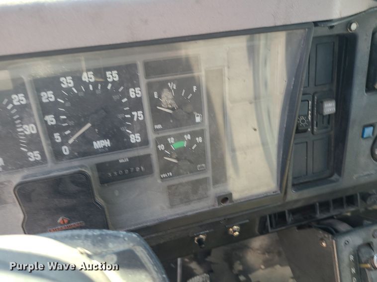 image for item DS7324 1998 International 4700 flatbed truck