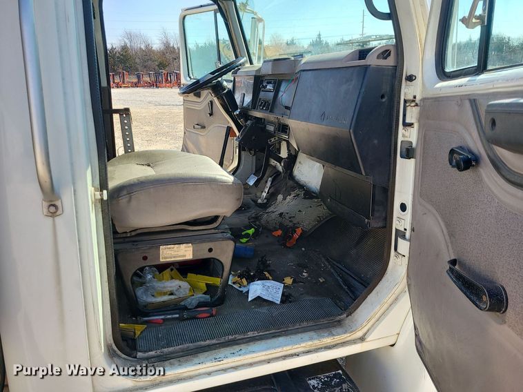 image for item DS7324 1998 International 4700 flatbed truck