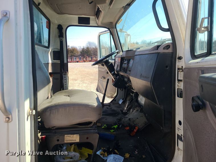 image for item DS7324 1998 International 4700 flatbed truck