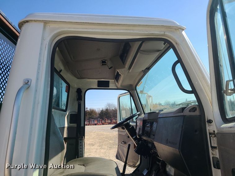 image for item DS7324 1998 International 4700 flatbed truck