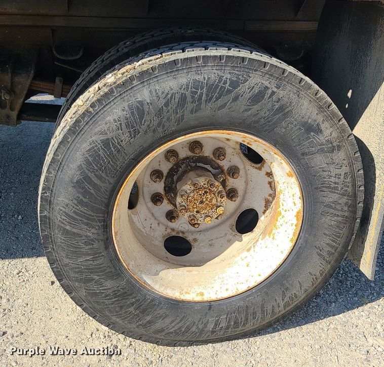 image for item DS7324 1998 International 4700 flatbed truck