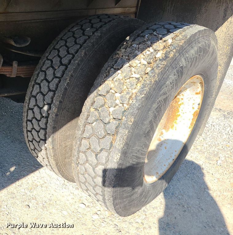 image for item DS7324 1998 International 4700 flatbed truck