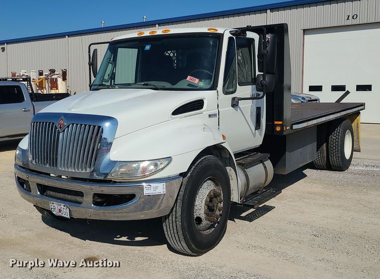 image for item DS7326 2013 International 4300 flatbed truck